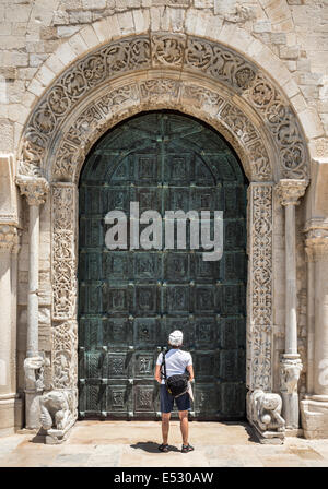 Die geschnitzte romanische Surround und Bronzetüren an der 12. Jh. romanische Kathedrale von Trani, Apulien, Süditalien. Stockfoto