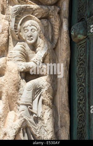 Details zur geschnitzten romanische Surround und Bronzetüren an der 12. Jahrhundert romanische Kathedrale von Trani, Apulien, südlichen ich Stockfoto