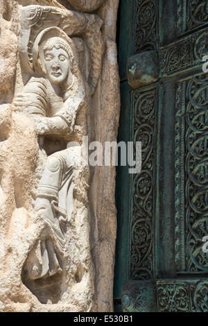 Details zur geschnitzten romanische Surround und Bronzetüren an der 12. Jahrhundert romanische Kathedrale von Trani, Apulien, südlichen ich Stockfoto