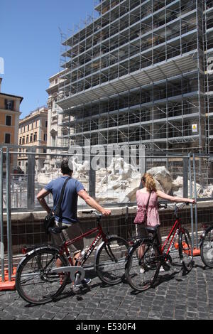 Rom, Italien. 18. Juli 2014. Der Trevi-Brunnen von außen Restaurierungsarbeiten durch das Modeunternehmen Fendi finanziert. Bildnachweis: Gari Wyn Williams/Alamy Live-Nachrichten Stockfoto