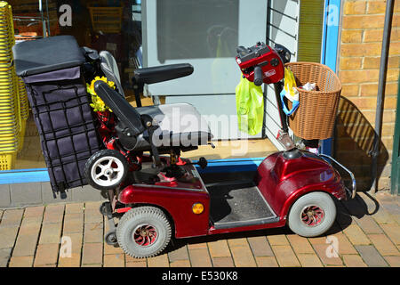 Mobilität Roller vor Shop, High Street, Maidenhead, Borough of Windsor und Maidenhead, Berkshire, England, Vereinigtes Königreich Stockfoto