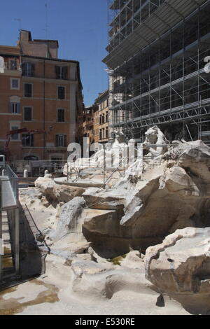 Rom, Italien. 18. Juli 2014. Der Trevi-Brunnen von außen Restaurierungsarbeiten durch das Modeunternehmen Fendi finanziert. Bildnachweis: Gari Wyn Williams/Alamy Live-Nachrichten Stockfoto