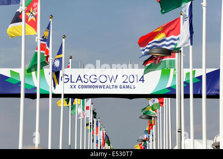 Glasgow, Schottland, Großbritannien, Freitag, 18. Juli, 2014. Flaggen der konkurrierenden Nationen fliegen im Glasgow 2014 Commonwealth Games Athlete’s Village Stockfoto