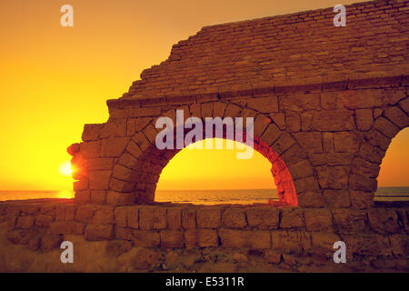 Überreste der alten römischen Wasserleitung in antiken Stadt Caesarea bei Sonnenuntergang, Israel. Stockfoto