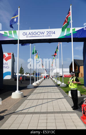 Glasgow, Schottland, Großbritannien, Freitag, 18. Juli, 2014. Fußgängerweg zum Dorfplatz im Glasgow 2014 Commonwealth Games Athlete’s Village Stockfoto