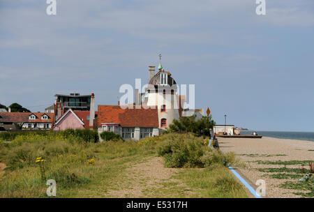 Aldeburgh Suffolk UK - Blick auf die Küstenstadt Aldeburgh in Suffolk - umgebautes Windmühlenhaus Stockfoto