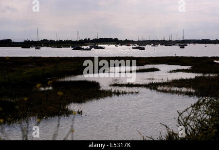 Aldeburgh Suffolk UK - Blick auf die Küstenstadt Aldeburgh in Suffolk Blick über den Fluss Alde Inlet Stockfoto