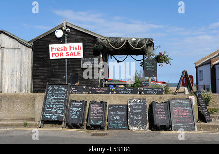 Aldeburgh Suffolk UK - Blick auf die Küstenstadt Suffolk Von Aldeburgh Fish Hut mit frischem Fisch zum Verkauf Zeichen Stockfoto