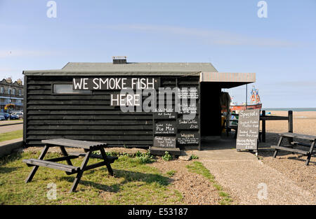 Aldeburgh Suffolk UK - Blick auf die Suffolk t Seebad Aldeburgh Smoked Fish Hut am Strand Stockfoto