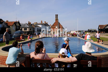 Ansichten um die Suffolk am Meer Stadt Aldeburgh Moot Hall das Kriegerdenkmal und Modell See oder Teich Stockfoto