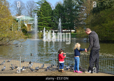 See mit Brunnen, Jephson Gardens, Royal Leamington Spa, Warwickshire, England, Vereinigtes Königreich Stockfoto