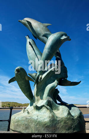 Statue von Cardigan Bay Delfine Barmouth Hafen Gwynedd Wales UK Stockfoto