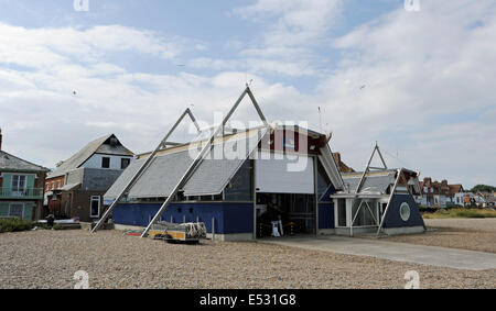 Blick auf die Küstenstadt Suffolk von Aldeburgh Suffolk UK das neue RNLI Lifeboat Haus Stockfoto