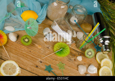 Eine sommerliche Tischdekoration mit cocktail Zubehör und frischem Obst Stockfoto