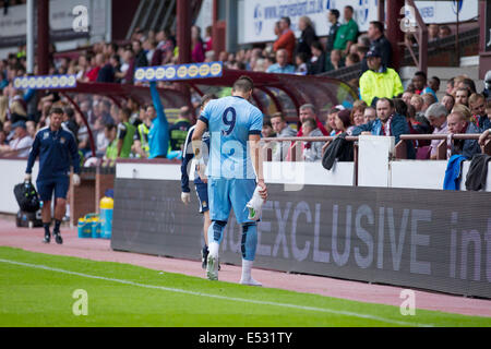 Edinburgh, Schottland. 18. Juli 2014. Vorsaison-freundlich. Herzen im Vergleich zu Manchester City. Citys Negredo hinkt aus verletzten Kredit: Action Plus Sport/Alamy Live News Stockfoto