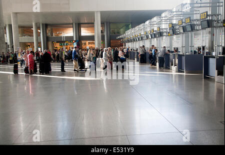 Wartenden Check-in im Flughafen Malaga, Spanien Stockfoto