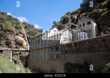 HEP Strom Erzeugung Fluss Rio Poqueira Schlucht Tal, hohe Alpujarras, Sierra Nevada, Provinz Granada, Spanien Stockfoto