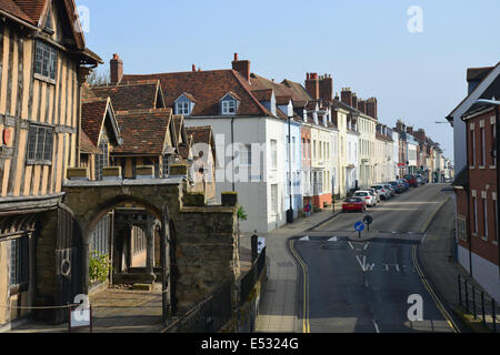 Blick auf die High Street von Lord Leycester Hospital, High Street, Warwick, Warwickshire, England, Vereinigtes Königreich Stockfoto