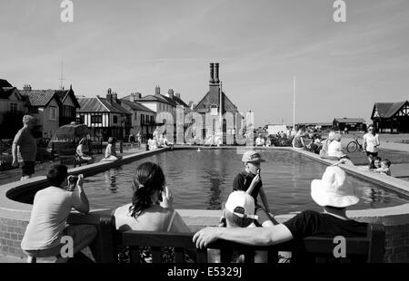 Aldeburgh Suffolk UK - Blick auf die Küstenstadt Aldeburgh, das berühmte Planschbecken und Bootstouren-Pool Stockfoto