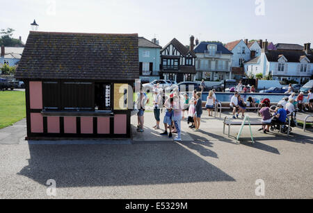 Aldeburgh Suffolk UK - Blick auf die Küstenstadt Suffolk am Eiskiosk von Aldeburgh am Meer Stockfoto