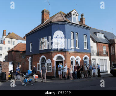 Aldeburgh Suffolk UK - Blick auf die Küstenstadt Aldeburgh in Suffolk - Queues im Aldeburgh Fish and Chip Shop Stockfoto