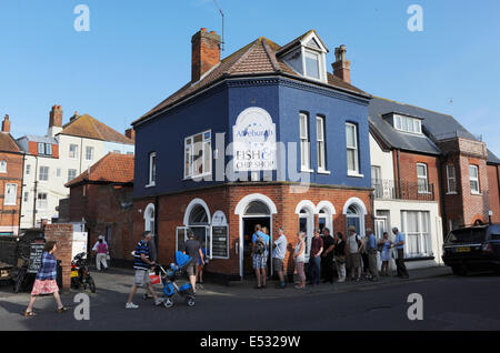 Aldeburgh Suffolk UK - Blick auf die Küstenstadt Aldeburgh Queues in Suffolk im Aldeburgh Fish and Chip Shop Stockfoto