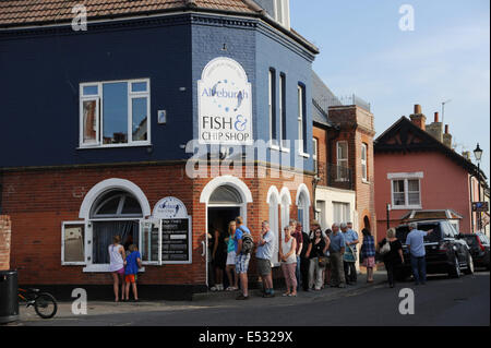 Aldeburgh Suffolk UK - Blick auf die Küstenstadt Aldeburgh Queues in Suffolk im Aldeburgh Fish and Chip Shop Stockfoto