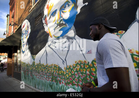 Ann Arbor, Michigan, USA. 16. Juli 2014. Universität von Michigan Quarterback Devin Gardner geht auf Liberty Straße während der Kunstmesse in Ann Arbor. © Mark Bialek/ZUMA Draht/Alamy Live-Nachrichten Stockfoto