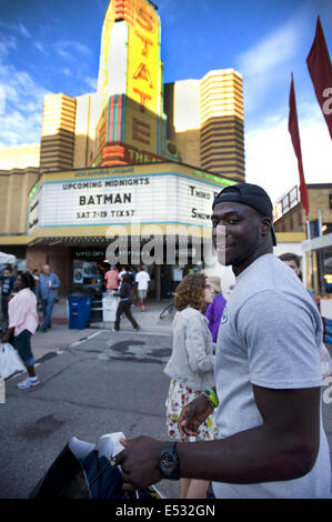 Ann Arbor, Michigan, USA. 16. Juli 2014. Universität von Michigan Quarterback Devin Gardner geht durch State Street während der Kunstmesse in Ann Arbor. © Mark Bialek/ZUMA Draht/Alamy Live-Nachrichten Stockfoto