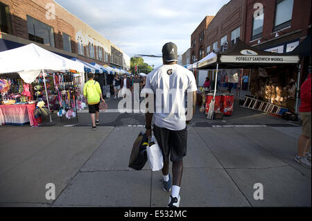 Ann Arbor, Michigan, USA. 16. Juli 2014. Universität von Michigan Quarterback Devin Gardner geht durch State Street während der Kunstmesse in Ann Arbor. © Mark Bialek/ZUMA Draht/Alamy Live-Nachrichten Stockfoto