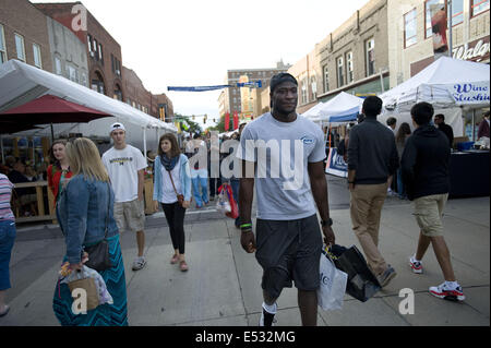 Ann Arbor, Michigan, USA. 16. Juli 2014. Universität von Michigan Quarterback Devin Gardner geht durch State Street während der Kunstmesse in Ann Arbor. © Mark Bialek/ZUMA Draht/Alamy Live-Nachrichten Stockfoto