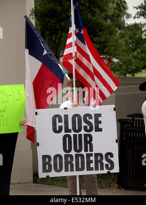 Pro und Contra demonstrieren auf Flut von Einwanderung und ob Sie zu deportieren oder Tierheim Kinder aus Mittelamerika als politischer Flüchtling Stockfoto