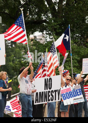 Pro und Contra demonstrieren auf Flut von Einwanderung und ob Sie zu deportieren oder Tierheim Kinder aus Mittelamerika als politischer Flüchtling Stockfoto