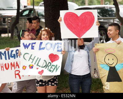 Pro und Contra demonstrieren auf Flut von Einwanderung und ob Sie zu deportieren oder Tierheim Kinder aus Mittelamerika als politischer Flüchtling Stockfoto