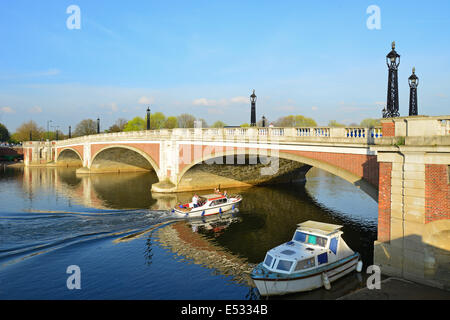 Hampton Court Bridge über die Themse, East Molesey, Surrey, England, Vereinigtes Königreich Stockfoto