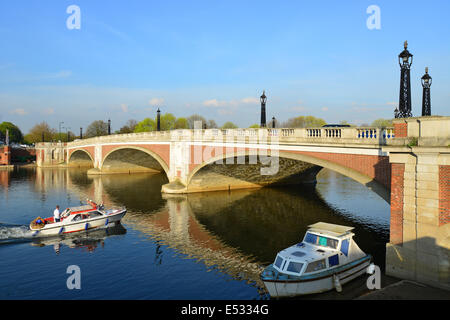 Hampton Court Bridge über die Themse, East Molesey, Surrey, England, Vereinigtes Königreich Stockfoto