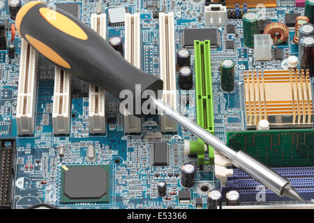 Bild eines Mainboards mit einem Schraubendreher Stockfoto