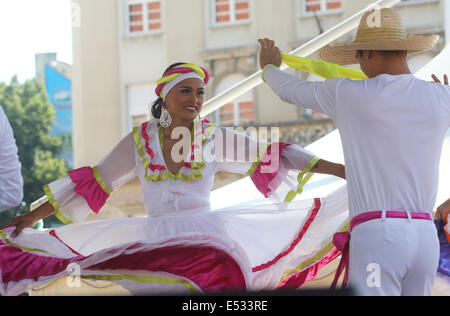 Folk-Gruppen Folklore-Stiftung aus Santiago de Cali, Kolumbien während der 48. internationalen Folklore-Festival in Zagreb Stockfoto