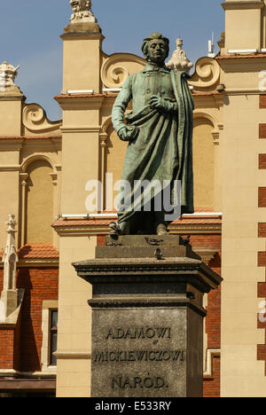 Die Statue von Adam Mickiewicz vor den Tuchhallen in Krakau in Polen Stockfoto
