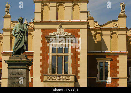 Die Statue von Adam Mickiewicz vor den Tuchhallen in Krakau in Polen Stockfoto