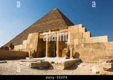 Totentempel und große Pyramide von Gizeh. Kairo, Ägypten Stockfoto