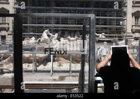 Rom, Italien 18. Juli 2014 die Trevi fountain unterziehen wichtige Restaurierungsarbeiten durch das Modeunternehmen Fendi finanziert. Bildnachweis: Gari Wyn Williams/Alamy Live-Nachrichten Stockfoto