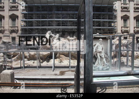 Rom, Italien 18. Juli 2014 die Trevi fountain unterziehen wichtige Restaurierungsarbeiten durch das Modeunternehmen Fendi finanziert. Bildnachweis: Gari Wyn Williams/Alamy Live-Nachrichten Stockfoto