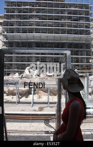 Rom, Italien 18. Juli 2014 die Trevi fountain unterziehen wichtige Restaurierungsarbeiten durch das Modeunternehmen Fendi finanziert. Bildnachweis: Gari Wyn Williams/Alamy Live-Nachrichten Stockfoto