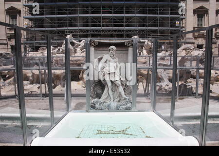 Rom, Italien 18. Juli 2014 die Trevi fountain unterziehen wichtige Restaurierungsarbeiten durch das Modeunternehmen Fendi finanziert. Bildnachweis: Gari Wyn Williams/Alamy Live-Nachrichten Stockfoto