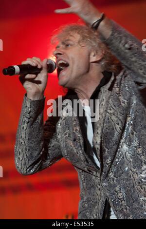 Guildford, Surrey, UK. 18. Juli 2014. Boomtown Rats Durchführung am 1. Tag des Guilfest Credit: Andrew Spiers/Alamy Live News Stockfoto