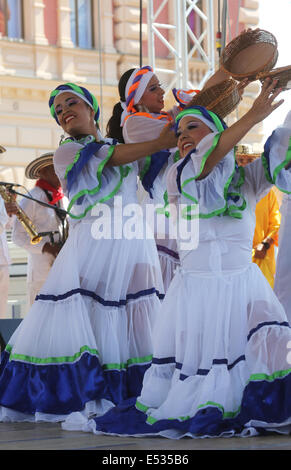 Folk-Gruppen Folklore-Stiftung aus Santiago de Cali, Kolumbien während der 48. internationalen Folklore-Festival in Zagreb Stockfoto