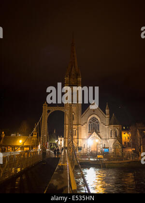 Greig Street Bridge bei Nacht mit Kirche im Hintergrund Stockfoto