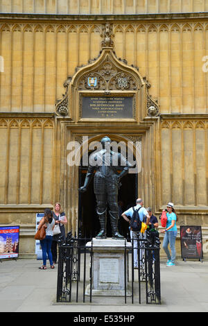 Earl of Pembroke Statue außerhalb der Bodleian Library, The University of Oxford, Oxford, Oxfordshire, England, Vereinigtes Königreich Stockfoto