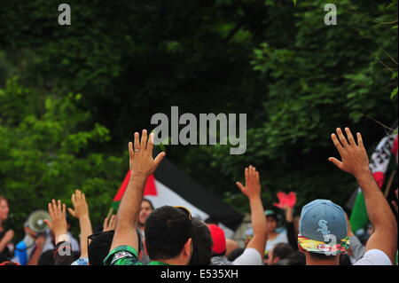 In London, Ontario über 150 Menschen an einer Kundgebung in Solidarität mit Palästinensern in Gaza während Israels offensive gegen Gaza Stockfoto